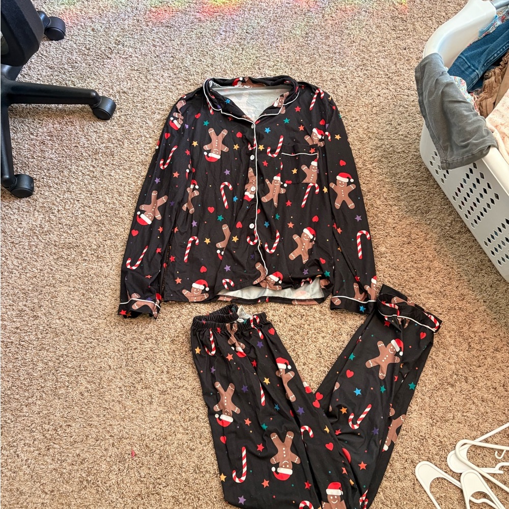 SHEIN Festive Black Pajama Set with Gingerbread Print